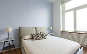 Tricolore Modern And Cozy Apartment